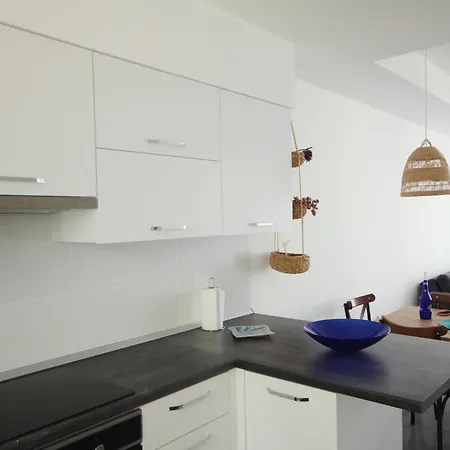 Homely 2-bedroom With Garden And Sea View