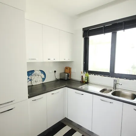 Homely 2-bedroom With Garden And Sea View 公寓