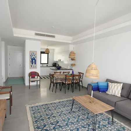 Homely 2-bedroom With Garden And Sea View * 凯里尼亚